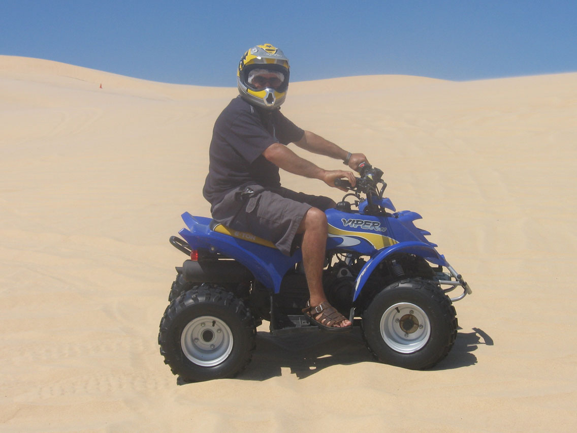 aqui na Australia brinca mos nos montes de areia