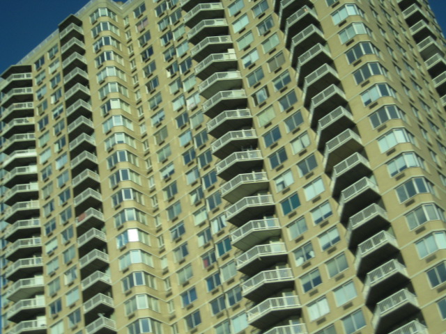 esta foto foi tirada do meio do predio para cima ja podeis imaginar quantos Apartamentos tem