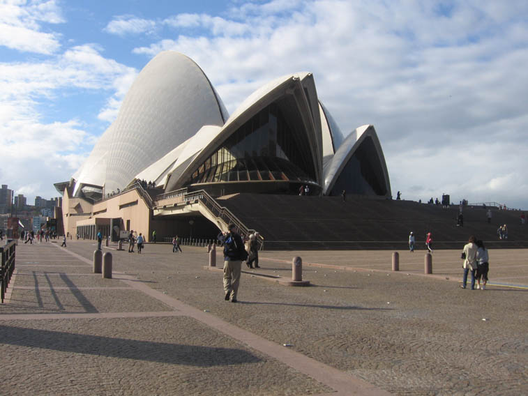 isto e uma casa na cidade Sydney que fazem concertos de musica se chama opera House
