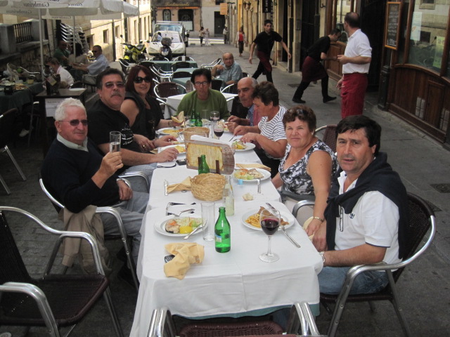 uma mesa de com familia..