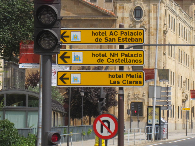 quem estiver perdido pode ler as placas..