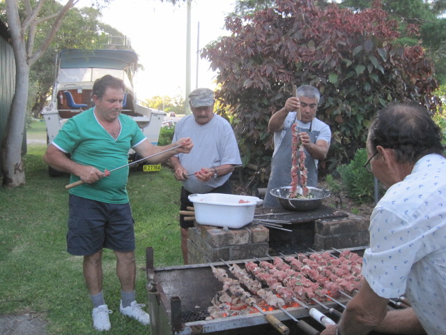 isto vida barco e carne no espeto. e vinho tinto..