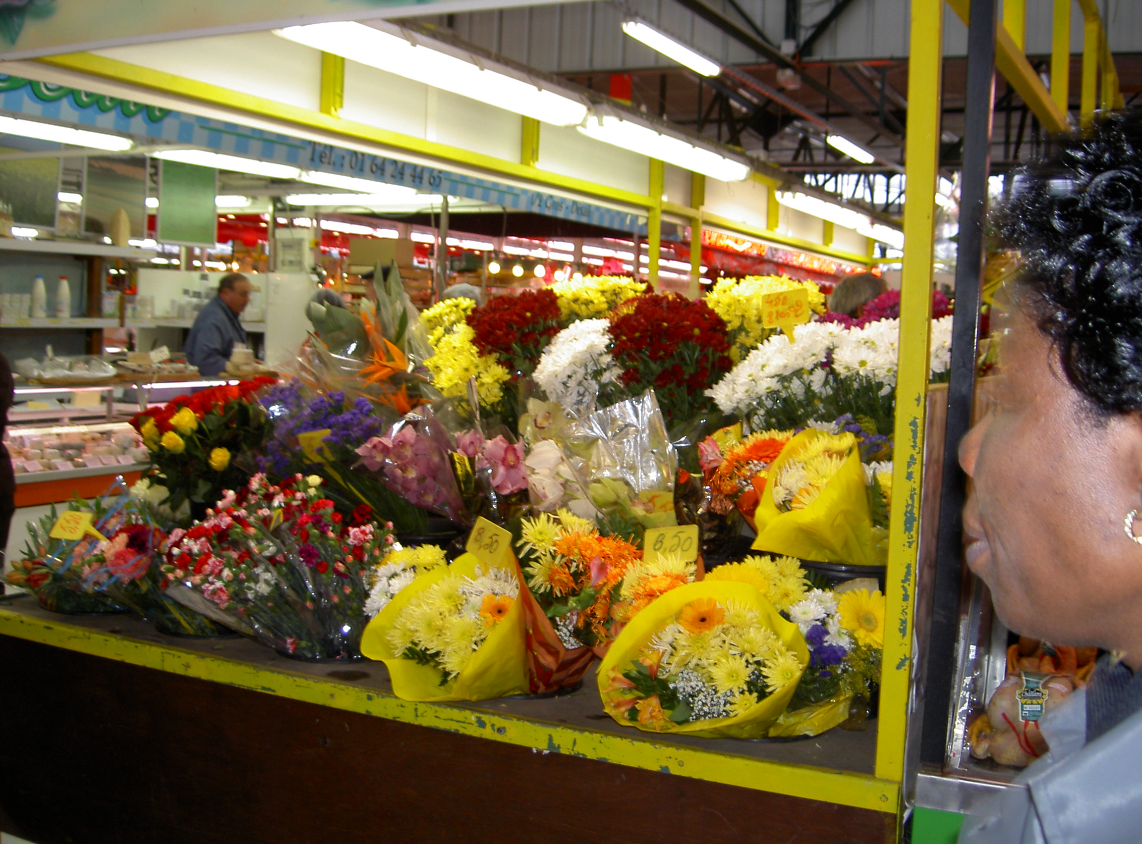 Olhem a matumbina foi a comprar flores para oferecer ao tiburcio!