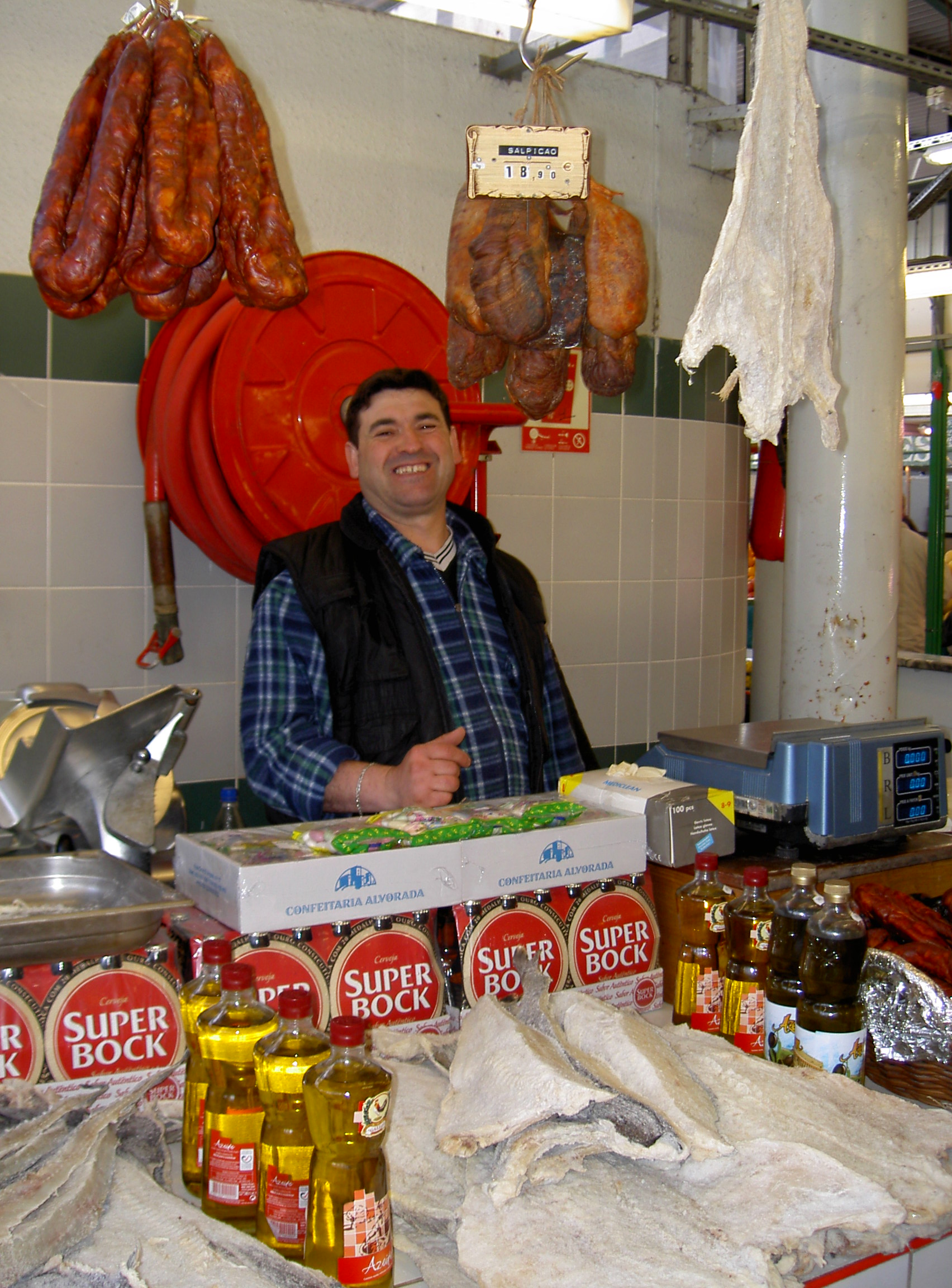 Até encontramos um portugues, que nos disse " VIVA PORTUGAL", a vender choriças, bacalhau, cerveja, pasteis…
