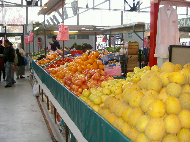 O Quê que levamos a tanta fruta para escolher? Pode ser maças, morangos, tomates e pepinos.