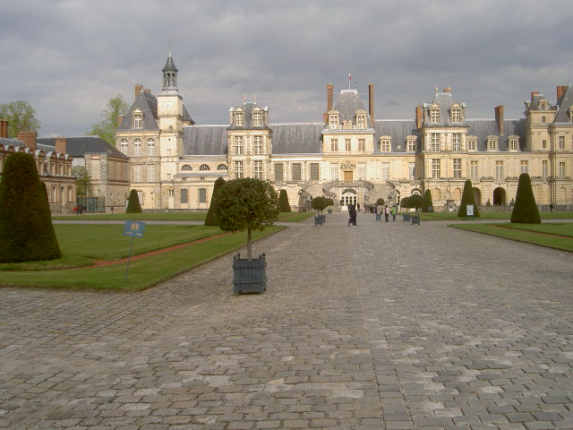 Apresente vos o Castelo de fontainebleau.