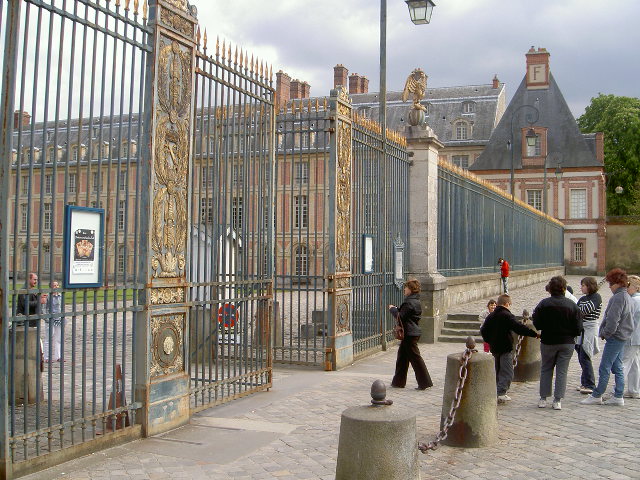 Vamos entrar para o castelo.