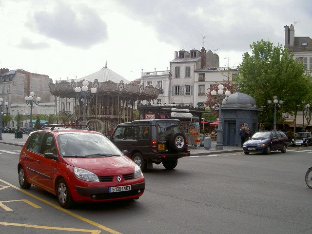 Isto é na praça em fontainebleau, é tem os carroçeis antigos para divertir as crianças.