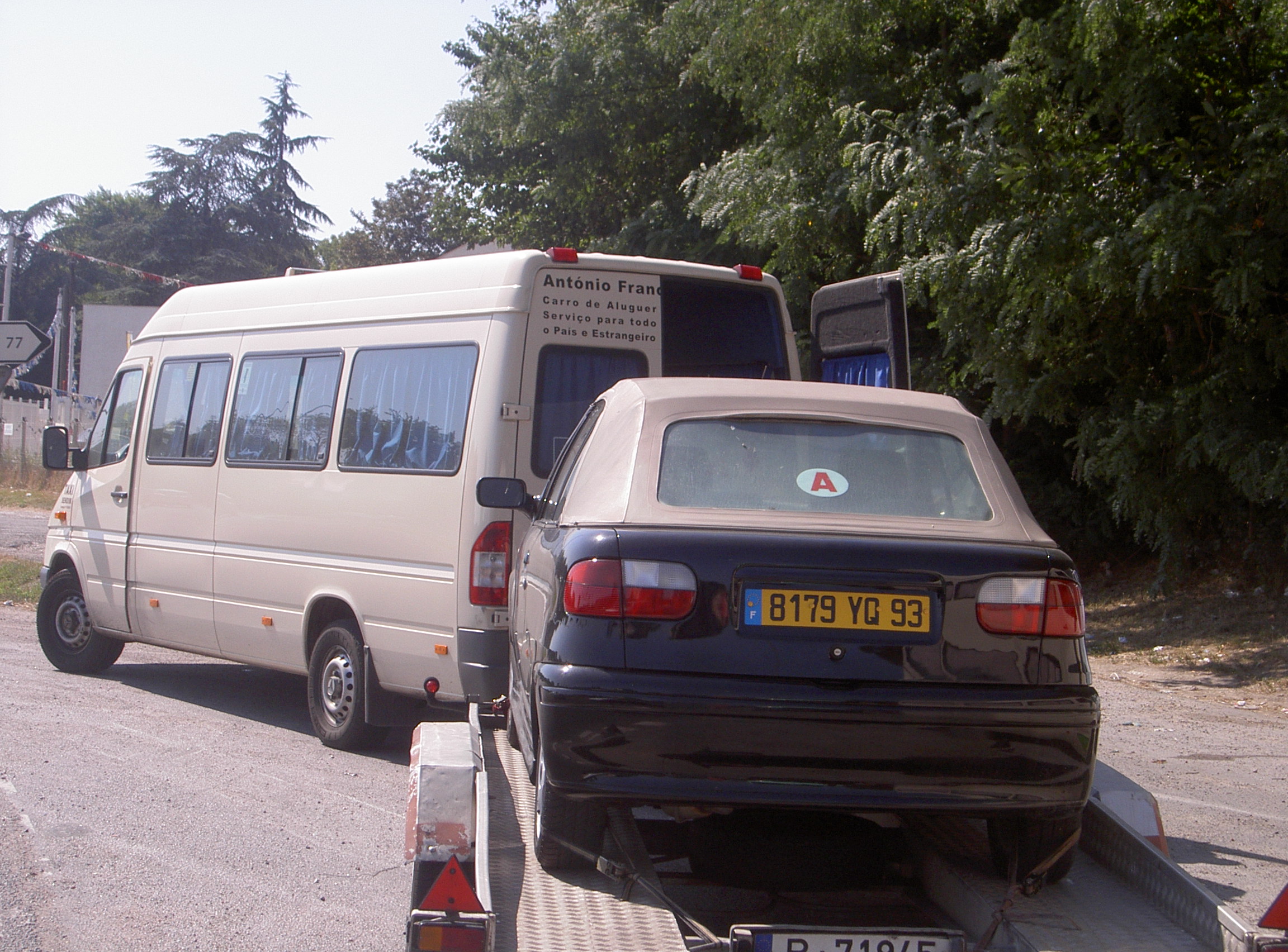 A carrinha do Antonio, ja ia carregada até levava um carro para là!