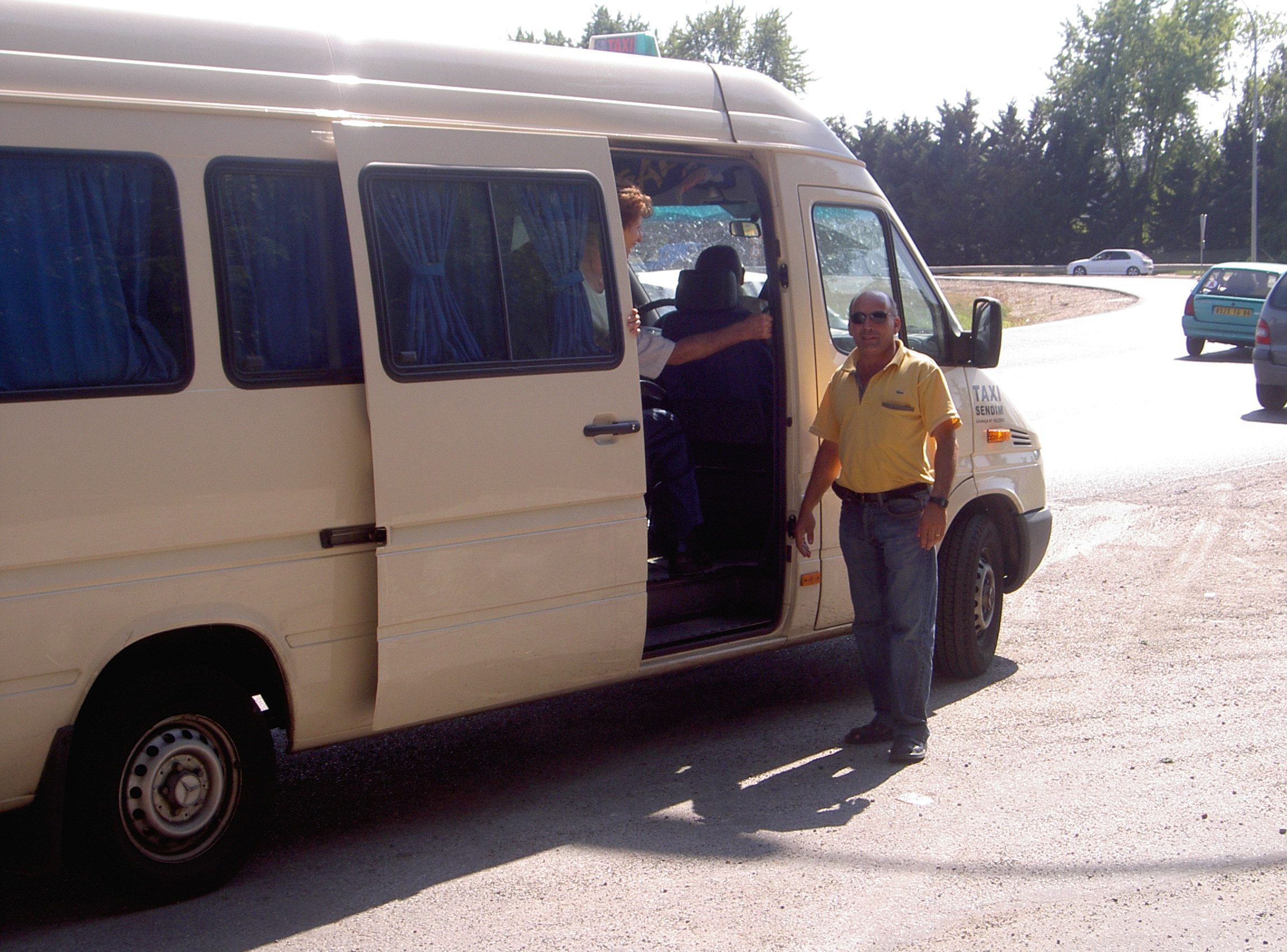 Antonio faz os transportes de gente e de encommendas França-Portugal, e esta sempre disponivel!
