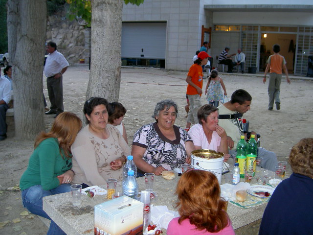 FERNANDA a animar la mesa de las muleres toda contente