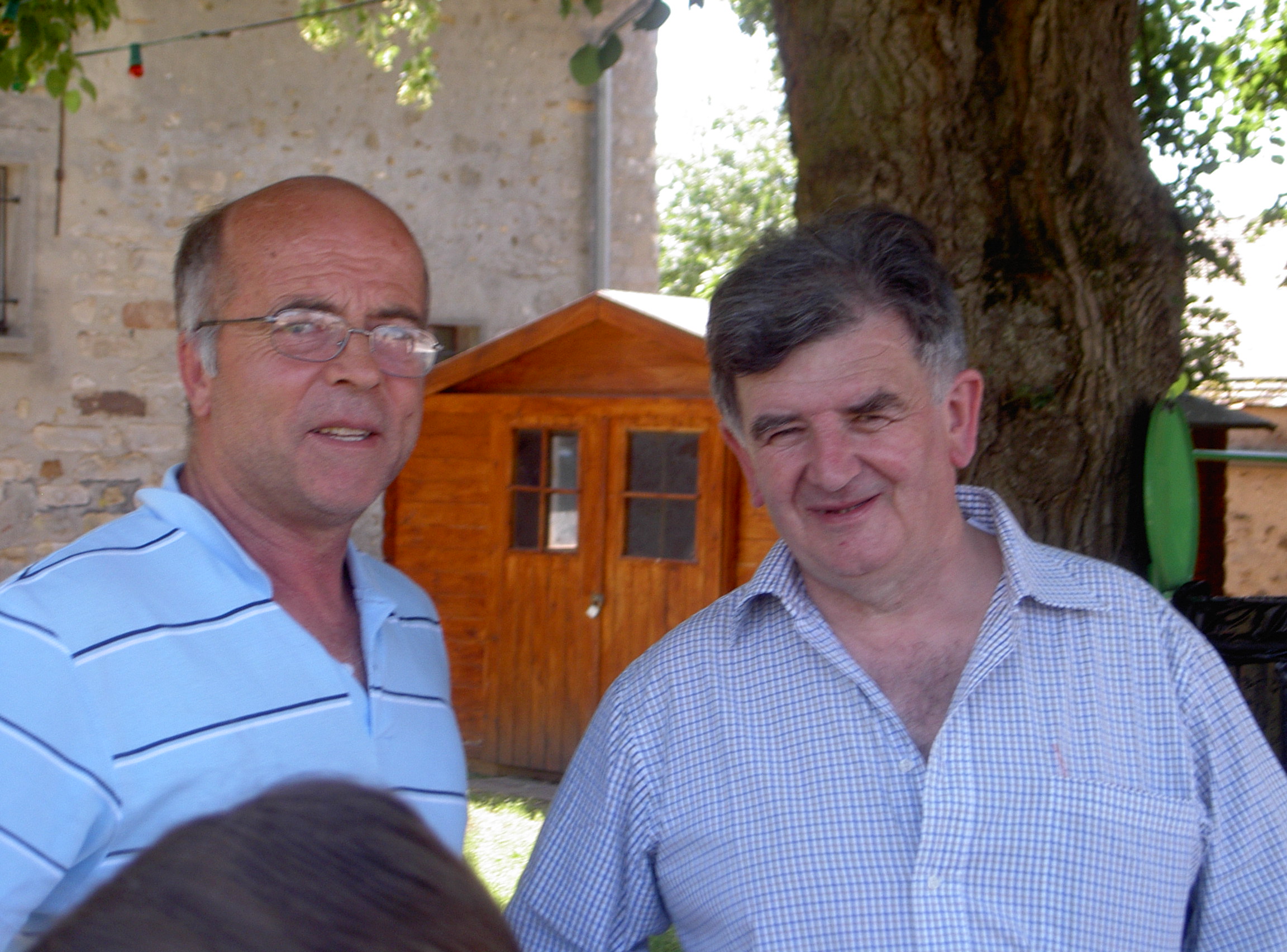 Este homen é o presidente da junta de Vaux-le-Penil que foi deputado a muitos anos, estava a lhe felicitar…