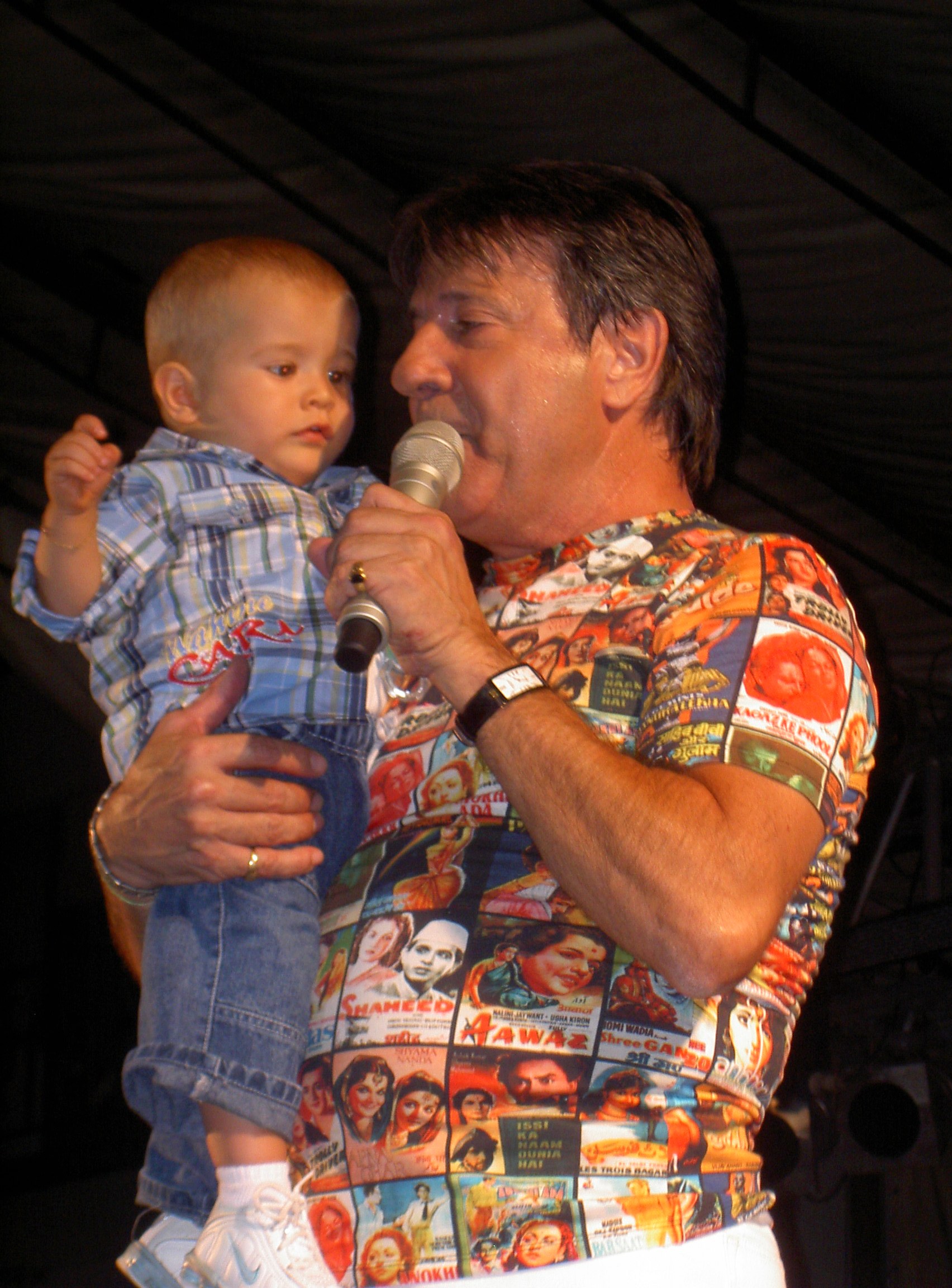o malhoa estaba a cantar bamos a todas e o paixarico pensava que o micro era um corneto