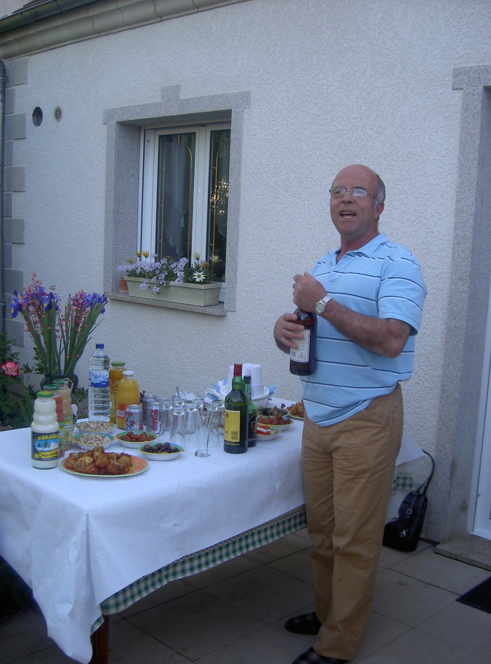Eu a abrir a festa d'anos do Lucas, e a servir os aperitivos.