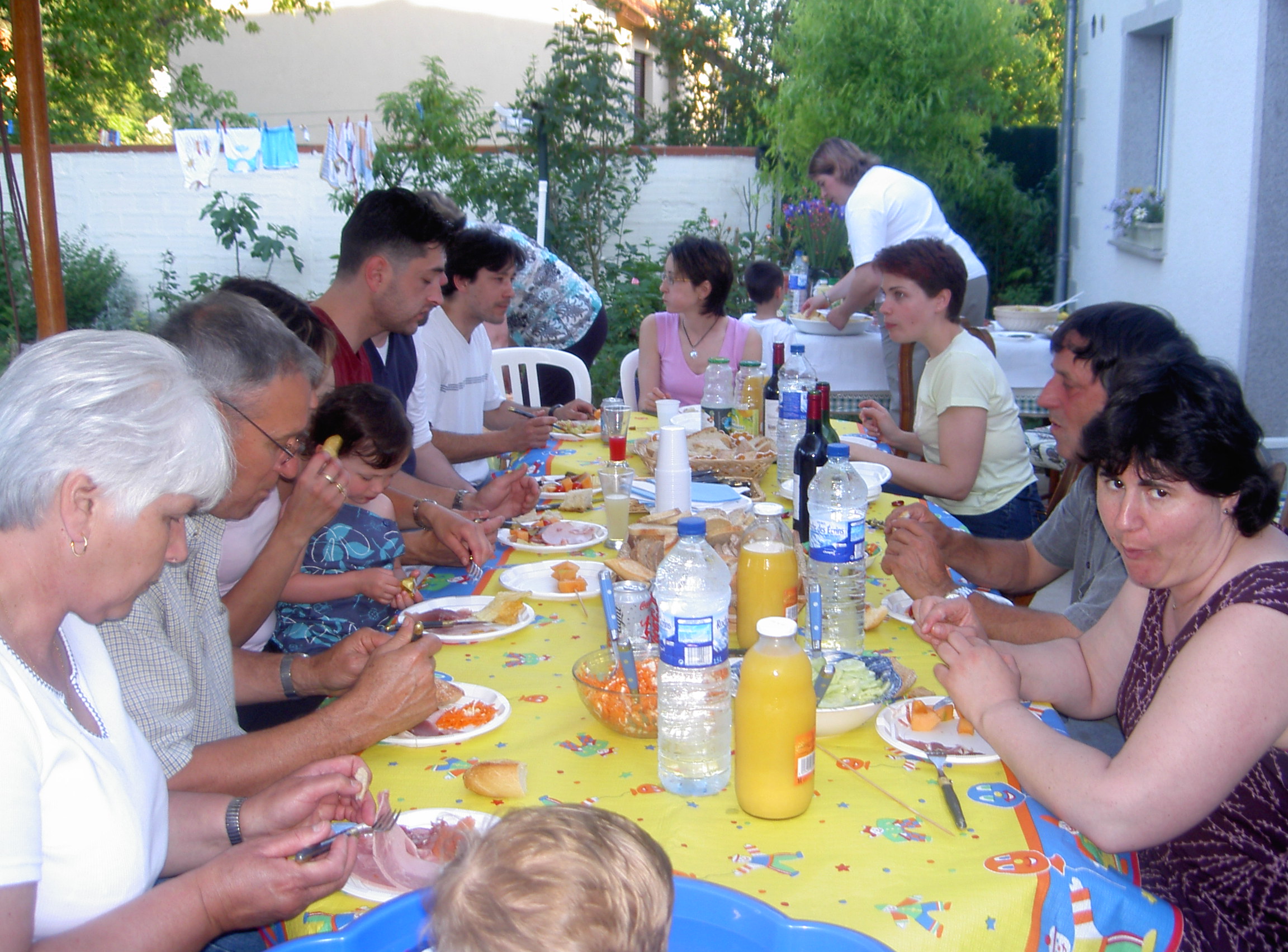 Grande mesa com todos os amigos nos e da minha filha.