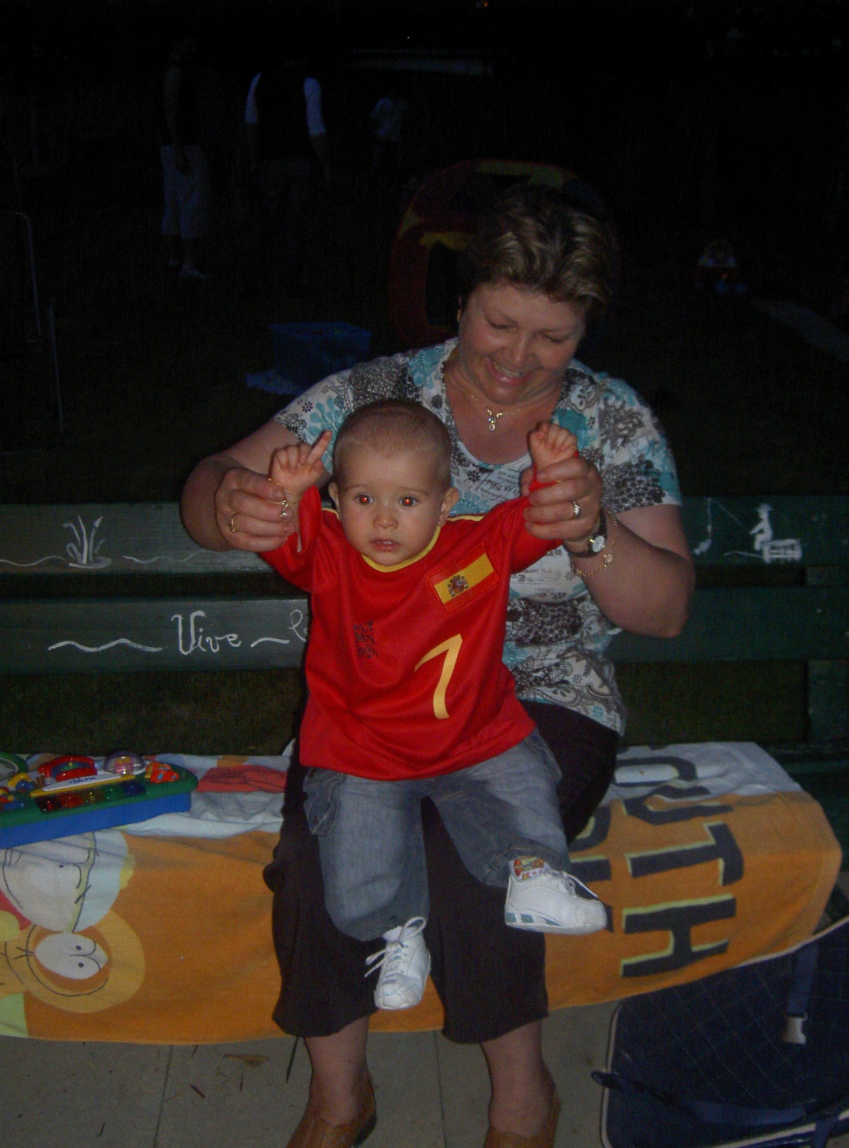Senhora judite e o neto steven de camisa Espanhol !