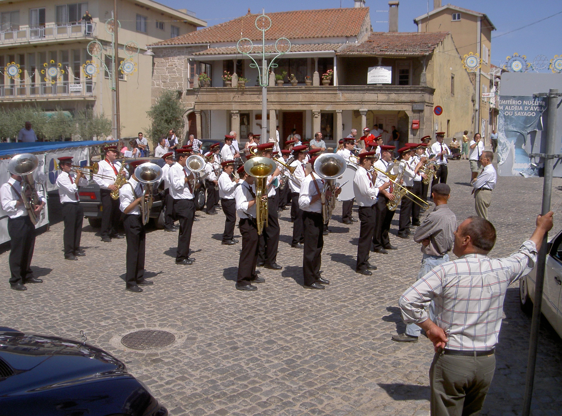 como é bonito de ver a musica a tocar na praca