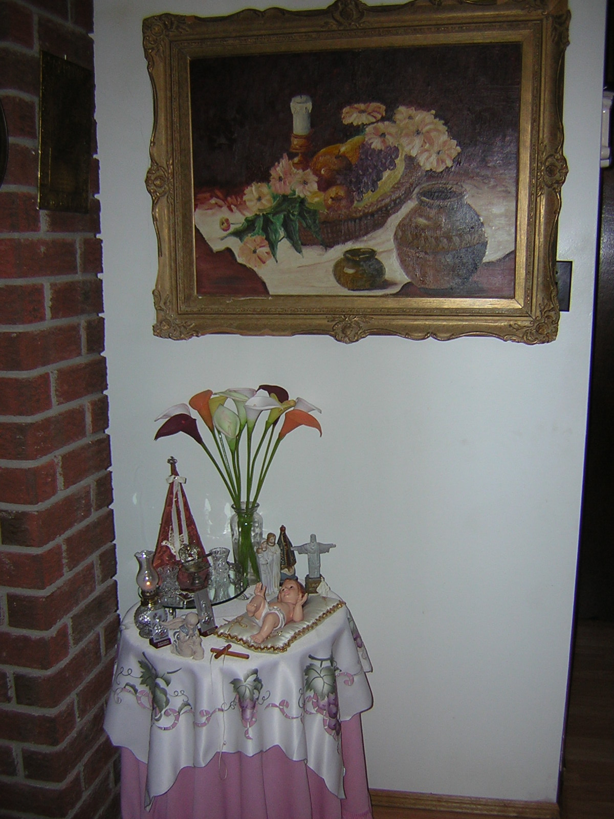 foto de um pequeno altar juntamente com um quadro antigo de 136 anos