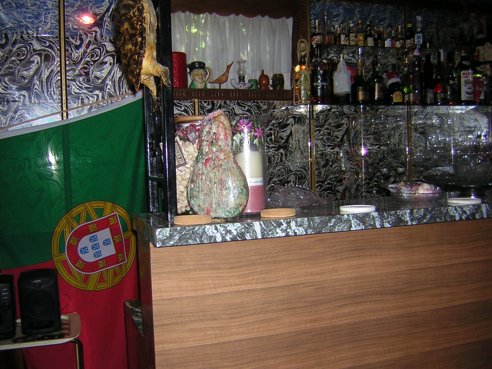 dentro do bar esta a bandeira Potugesa