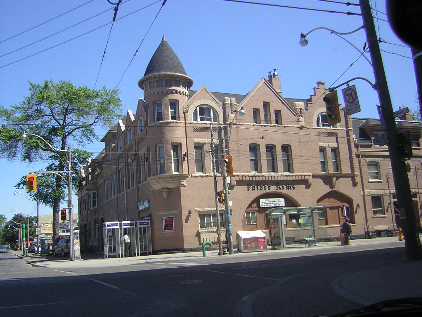 nesta casa e' um Restorante na vaixa da cidade de toronto