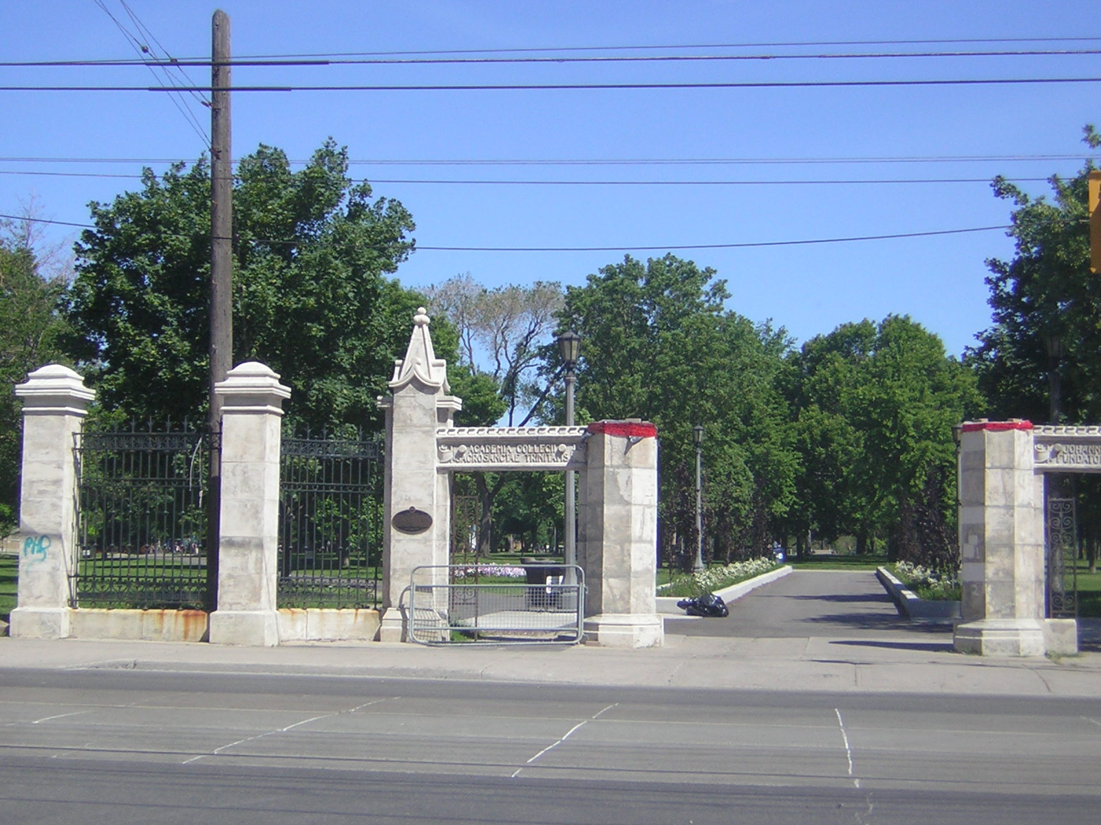 nesta foto e' entrada do parque donde os Portugues fasem as festas