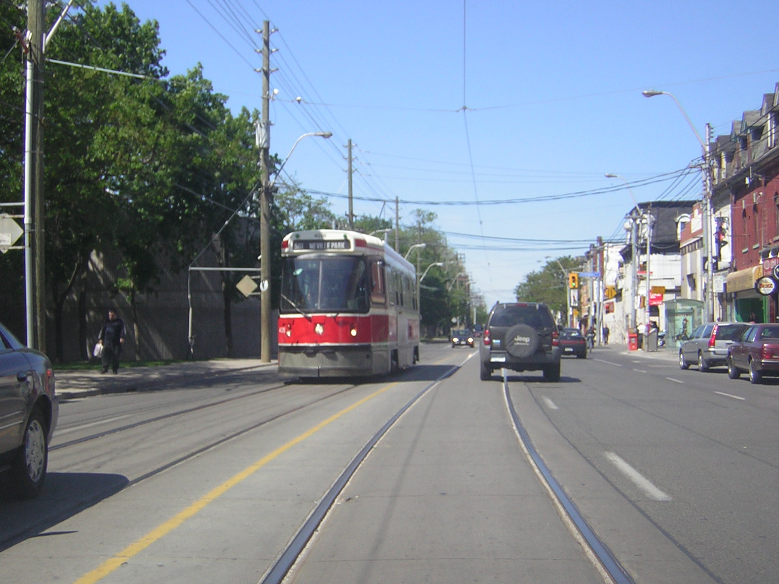 esta foto do electrico e'na parte antiga da vaixa da cidade de toronto