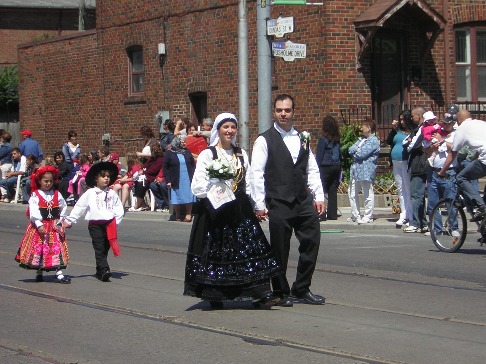 casal de a dultos e casal de criancas