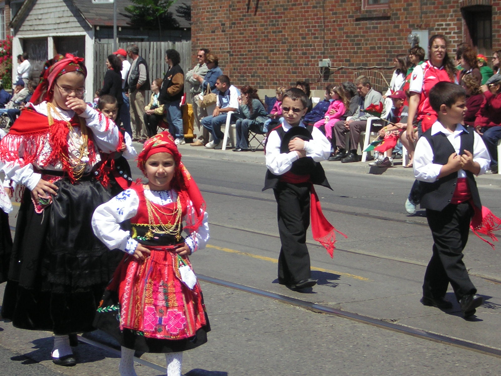 os pequenos tambem fasem parte da festa
