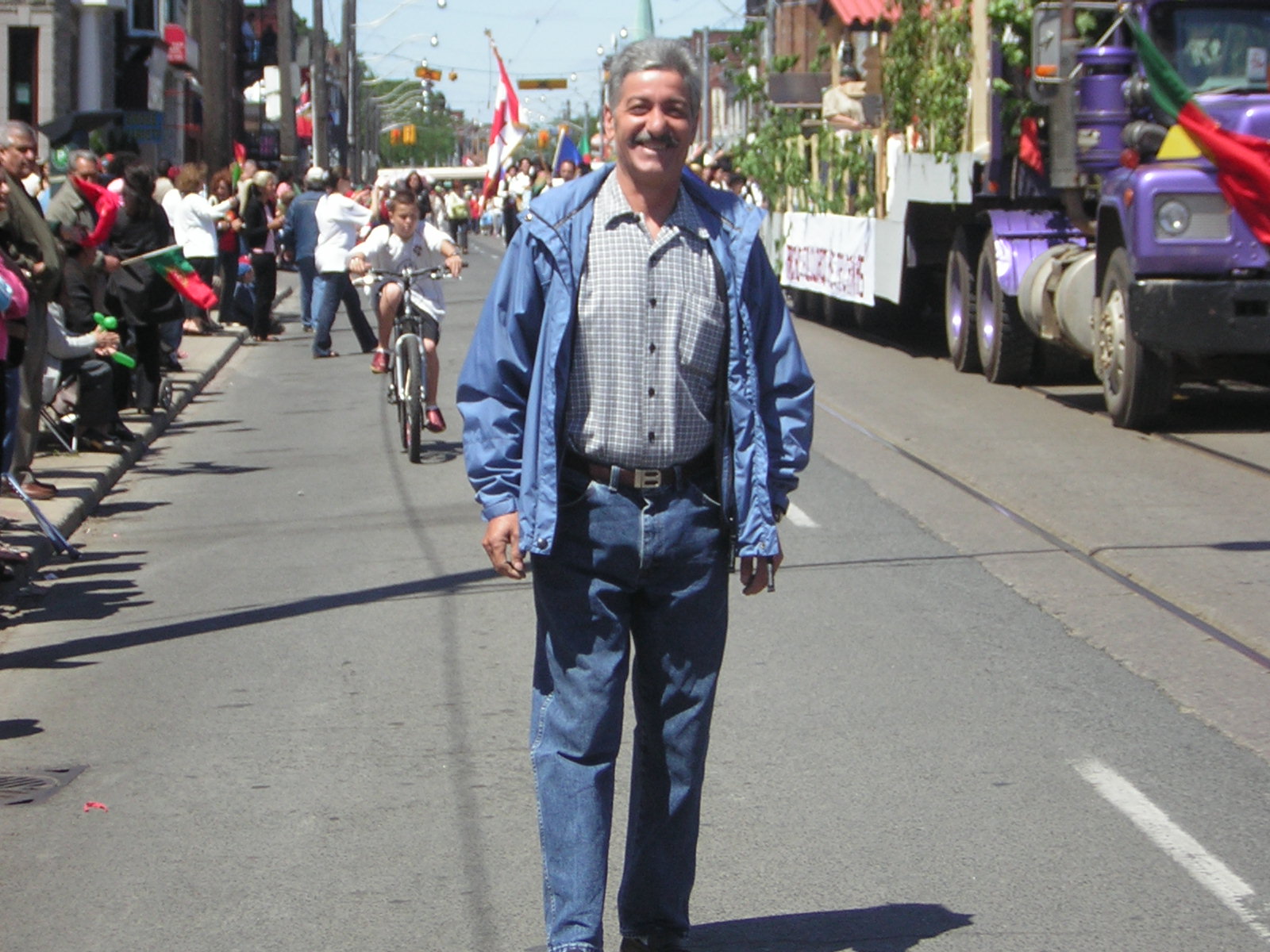esta e' grande foto um Sendines no desfile da parada Aniceto
