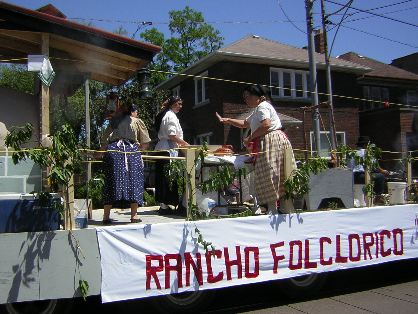 aqui sao sa padeiras com um forno de coser pao e o rancho folclorico