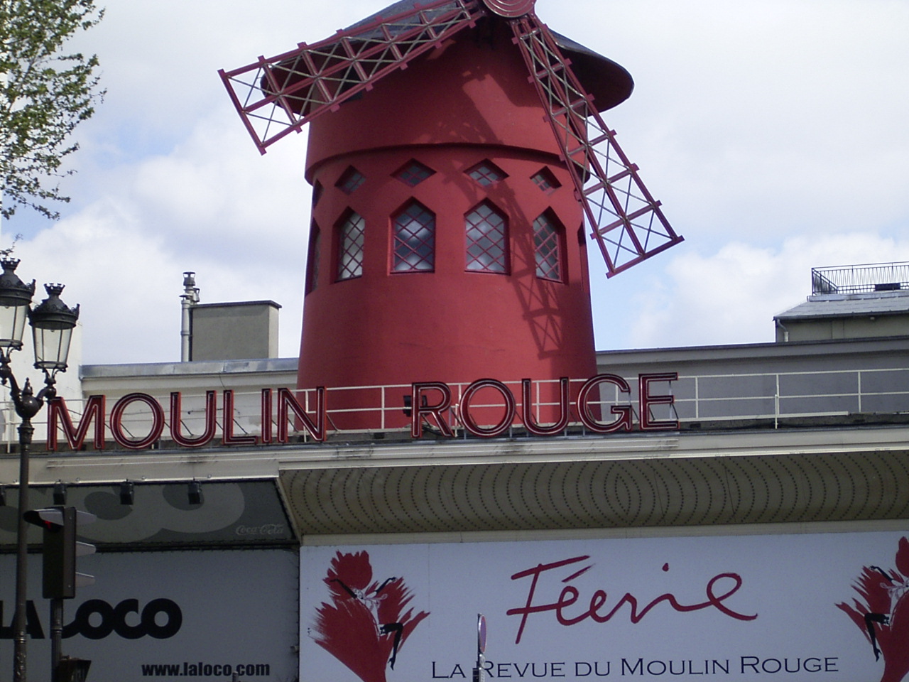 Este moinho e importante na França mas não moi cereais"Moulin Rouge".