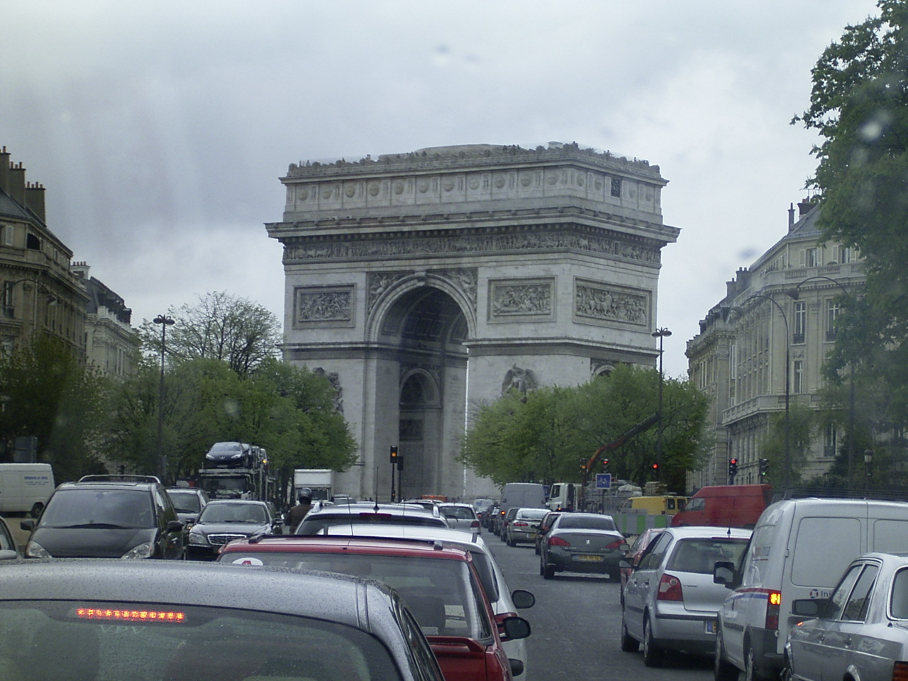 Hoje fui a Paris o movimento e sempre igual quase parecia um rebanho de ovelhas."Arc de triomphe".