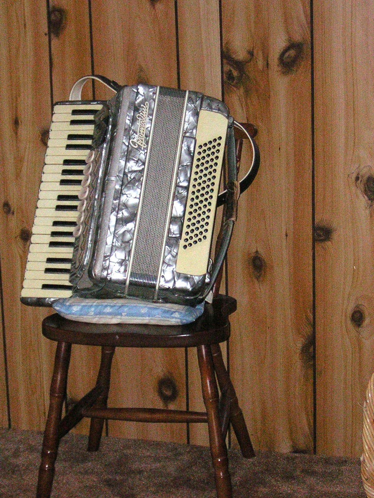 pois foi com este acordion que se deu enicio ao conjunto Vampiros em Sendim nos anos 7O ainda o teinho e o…