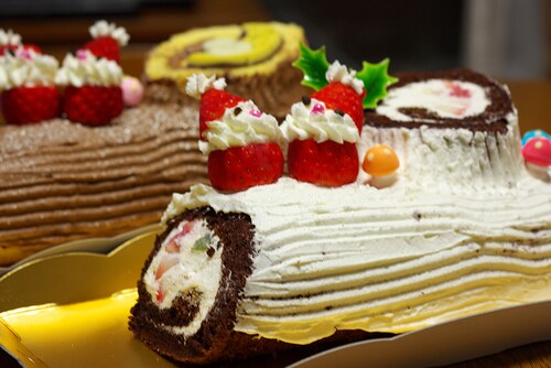 "" Buche de chocolate/baunilha, por cima morangos "" Humm !