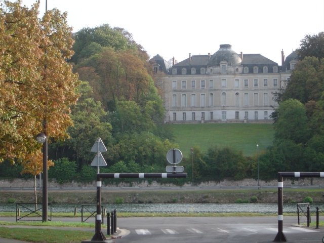 que linda vista, directamente ao castelo de Vaux-le-Penil!
