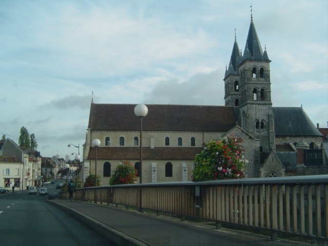 Esta ponte vai dar ao centro de Melun, e tambem a igreja e a cadeia.