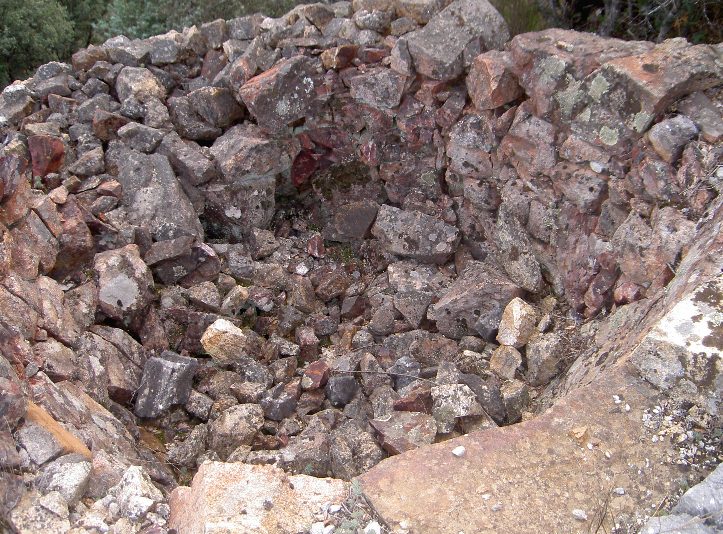 o forno é este ainda é grande temos que o salbar as pedras ainda estao queimadas so esta a espera de fazer cal