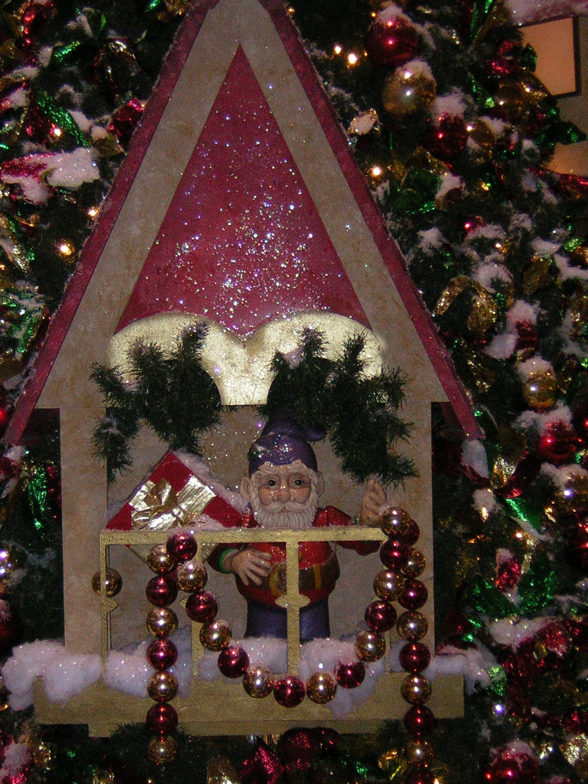 nestá foto està o Pai Natal na varanda a saudar as crianças