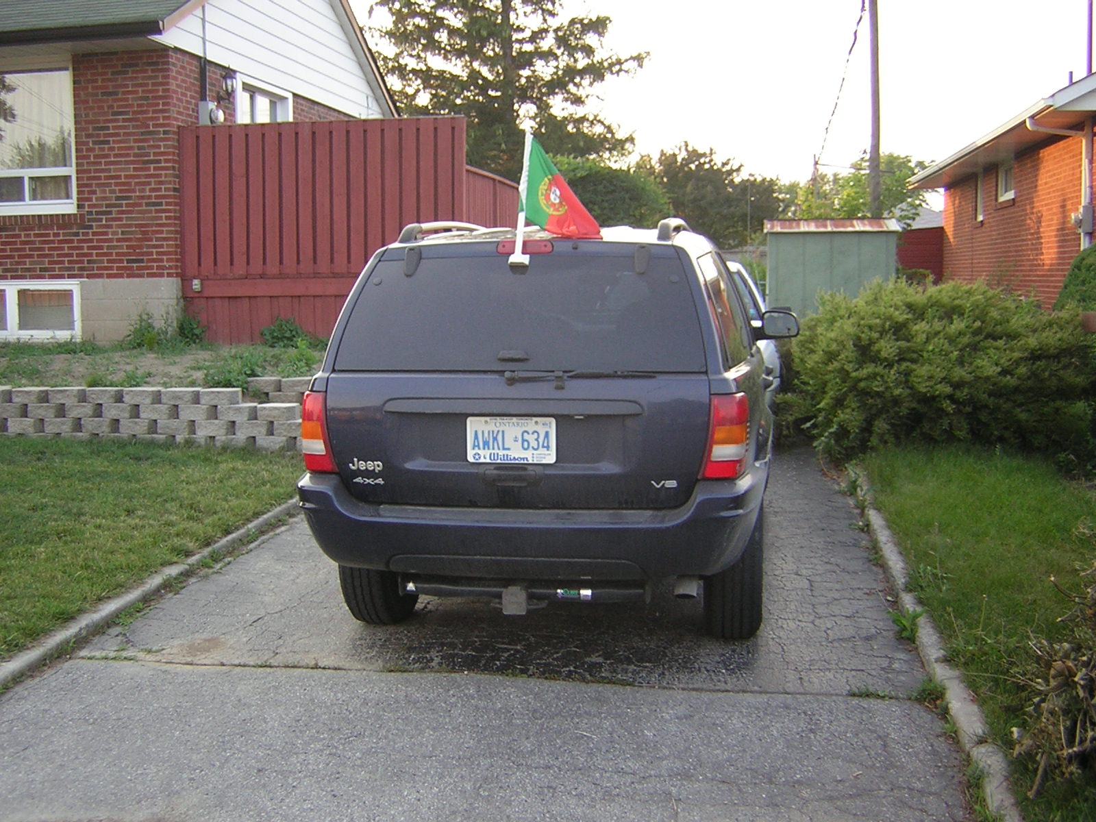 este carro têm a bandeira Portuguesa a dar o seporte a equipa de Portugal
