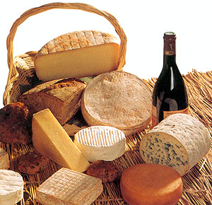 Varios queijos, " la fourme d'ambert, le camenbert, le livarot, le comté..., com um bom vinho !