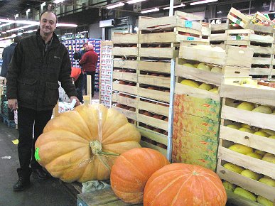 Olhem que grande, esta pesa 60 kilos, nao vai ser para comer mas é para decorar na Hallowen uma escola!