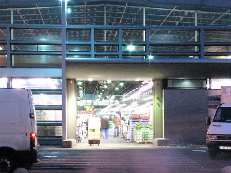 Era as 4Horas da manha, e ja parecia um formigueiro, aqui chama-se le marché de RUNGIS, é onde os produtor de…