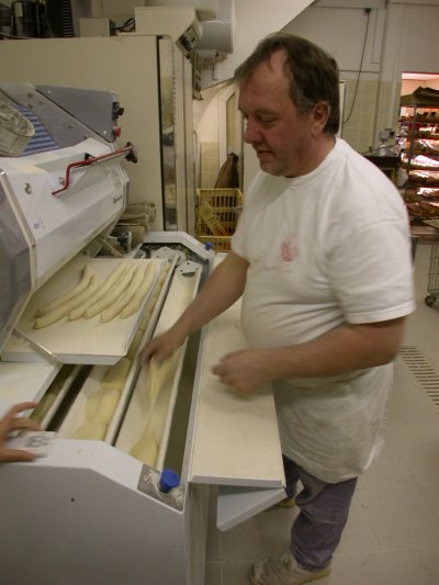 O padeiro a preparar as baguettas tradicionnal aqui em França. Mas ainda exista mais qualidades de baguettas…