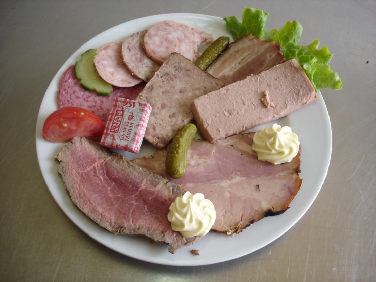 Prato de "charcuteries" typicamente frances, (paté, salami, saucisson à l'ail, rosbif). Bon apetite !!!