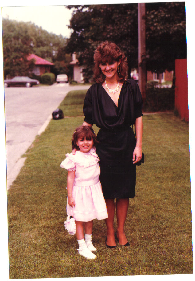 nesta foto esta a minha comadra Brasileira com a minha filha quando ela ainda era uma crianca