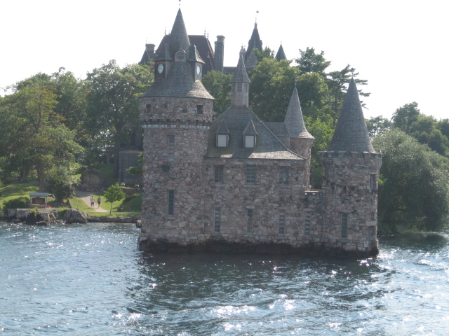 um pequeno castelo no meio da agua..