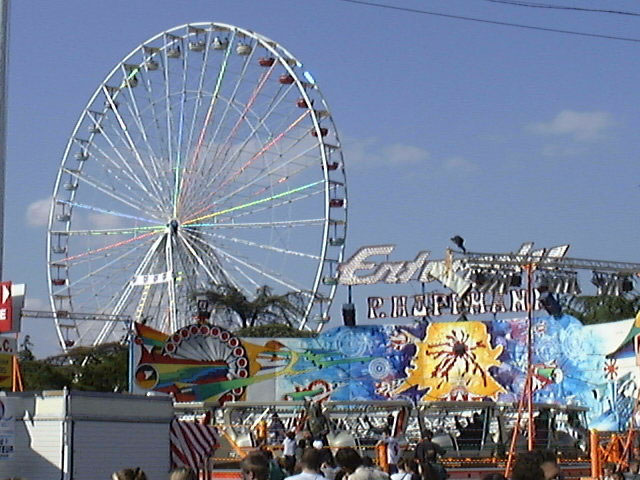 Neste segunda de feriado, as minhas filhas foram "à la foire du Trône" à paris. havia muita gente.