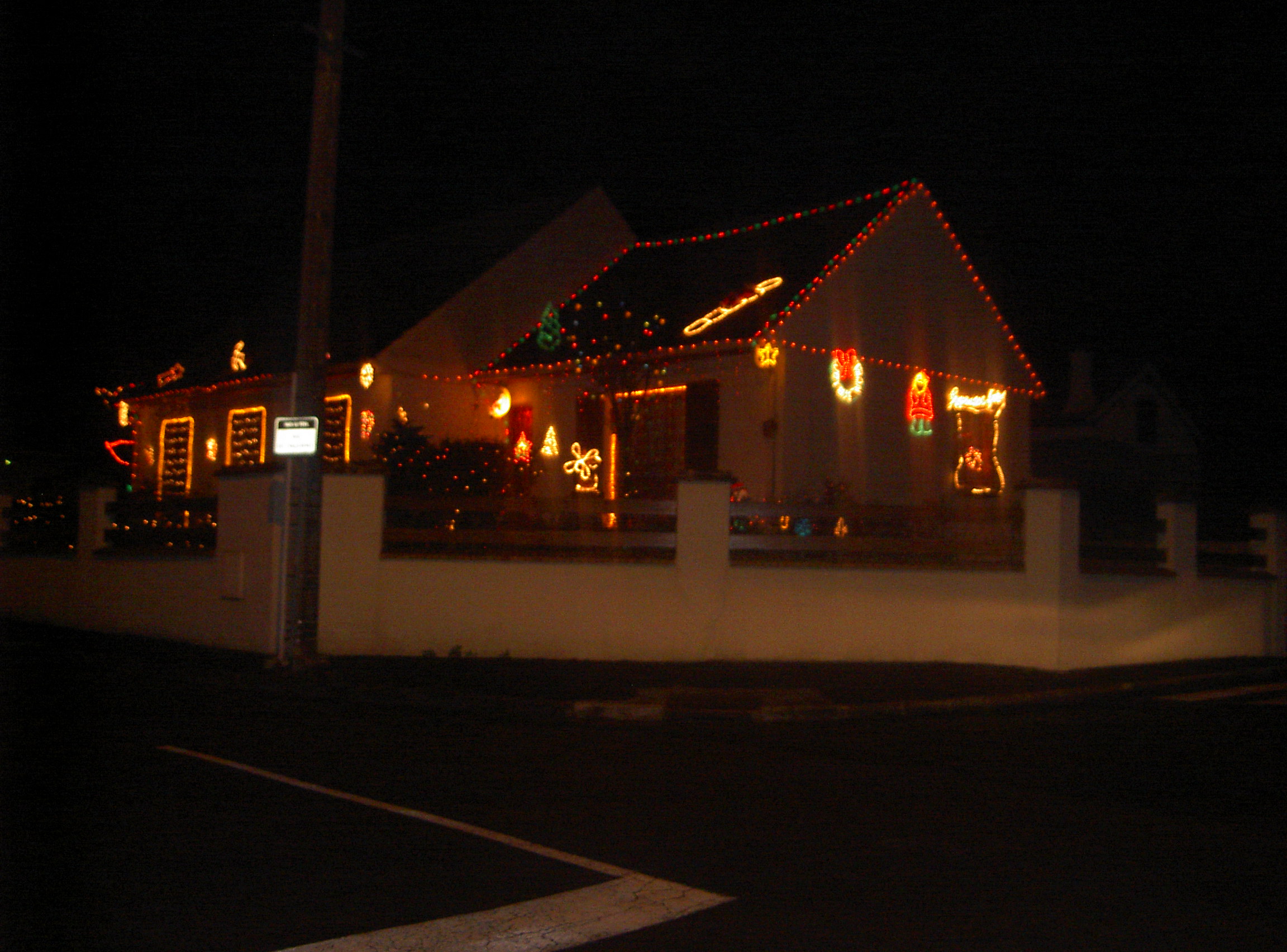 Em Sendim à fogueira, nos aqui em França temos as casas iluminadas a espera do pai natal !