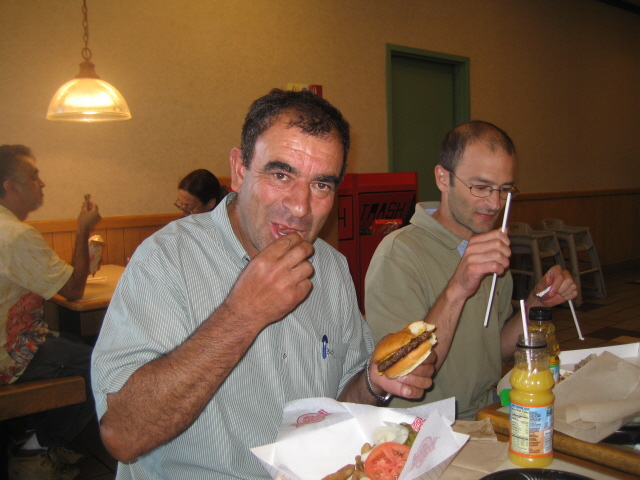 Dizia que nao gostava de amburgueres, mas aqui bem a teve que comer, e beber sumol...