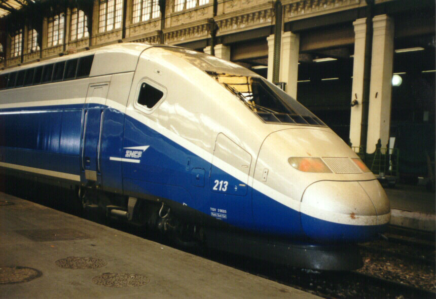 Para vir a disney, podem apanhar o TGV "Trains Grande Vitesse".
